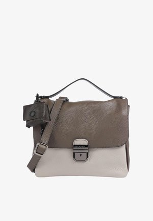 Bolso cruzado de cuero en marrón y crema, con un acabado texturizado, un mango superior, correa ajustable y un cierre de hebilla negra.