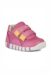 Chaussures pour enfants roses en maille et en matériau synthétique, dotées de deux sangles Velcro jaunes et d'une semelle en caoutchouc blanche avec des accents roses.