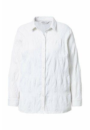 Bílá košile s dlouhým rukávem, knoflíková, s texturovaným vzorem listů a špičatým límcem, položená na bílé pozadí.