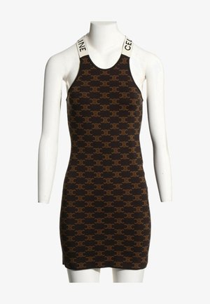 Robe marron ajustée sans manches avec des motifs récurrents en croissants beige, comprenant des bretelles blanches avec le texte noir "CELINE" sur les épaules.