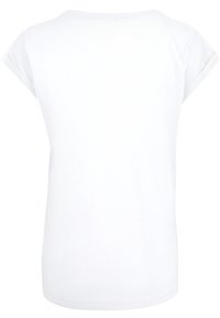 Weißes T-Shirt mit kurzen Ärmeln und rundem Halsausschnitt. Glatte Baumwolltextur, lockere Passform und ein leicht verlängertes hinteres Saum.