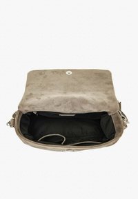 Borsa a tracolla in camoscio grigio con chiusura a patta, dettagli in argento e un ampio interno nero dotato di una tasca con cerniera e scomparti.