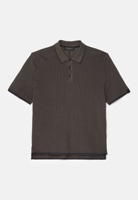 Polo à manches courtes de couleur marron foncé avec un tissu texturé, une patte à trois boutons et un col, posé à plat sur un fond blanc.