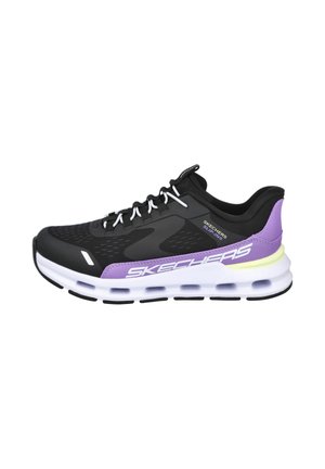 Zapatilla deportiva negra con acentos morados, parte superior de malla, cordones blancos y una suela gruesa y acolchada con recortes. Nombre de la marca visible en el costado.