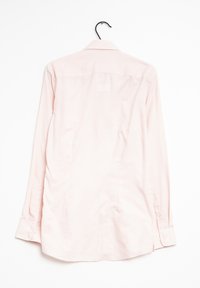 Camicia a maniche lunghe di colore rosa chiaro, realizzata in cotone, con colletto classico, chiusura frontale con bottoni e orlo dritto, appesa a una gruccia.