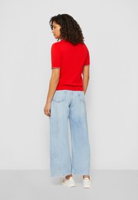Tommy Hilfiger SHORT SLEEVE KNIT - Pamata T-krekls - fierce red