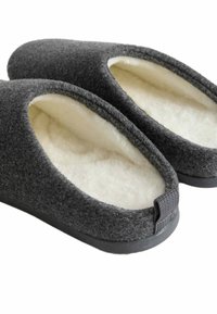 Pantuflas grises de felpa con un suave forro blanco, forma redondeada, lados abiertos y suela de goma negra. Tirador trasero para facilitar el uso.