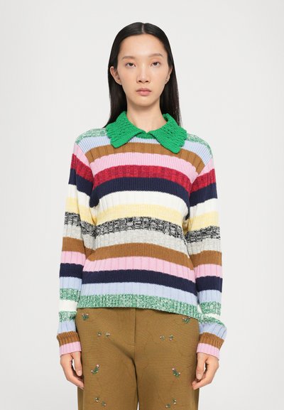 Strickpullover mit mehrfarbigen horizontalen Streifen in verschiedenen Rottönen, Blau, Rosa, Gelb und Braun; verfügt über einen strukturierten grünen Kragen.