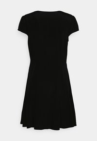 Mustat lyhyet hihalliset mekot, joissa on hyvin istuva vyötärö ja levenevä hame, kuvattuna takaa valkoista taustaa vasten.