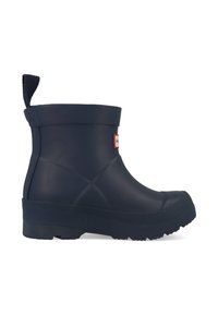 Navyblauwe rubberen enkelboots met een gestructureerde zool en een trekriem voor gemakkelijke toegang. Eenvoudig ontwerp met een logo-accent.