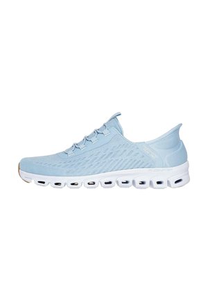 Zapatillas deportivas de color azul claro con parte superior de malla transpirable, diseño texturizado, entresuela blanca con amortiguación de aire y suela exterior de goma flexible.