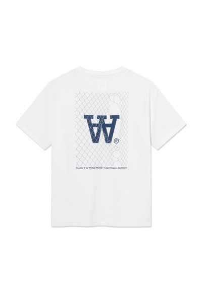 Λευκό βαμβακερό t-shirt με μπλε γραφικό τύπωμα που απεικονίζει διασταυρούμενα γράμματα και μοτίβο δίχτυ στο πίσω μέρος. Μανίκια κοντά και άνετη γραμμή.