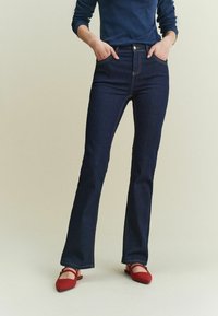 Next - SUPER SOFT STANDARD  TALL - Blugi bootcut - rinse blue Imagine miniatură 1