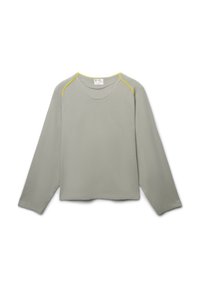 Camicia a maniche lunghe grigia chiaro con scollatura rotonda e dettagli in giallo tenue lungo le cuciture delle spalle.