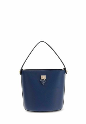 Sac seau texturé bleu marine avec une seule bandoulière noire et une fermeture à logo triangulaire Guess doré sur le devant.