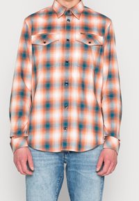 Chemise à carreaux pour homme en orange, sarcelle et blanc, dotée d'un col boutonné, de deux poches poitrine et de manches longues avec poignets à boutons.