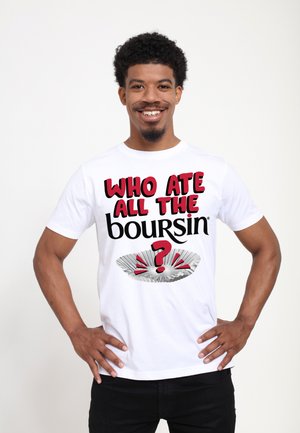 Hvid bomulds t-shirt med fed sort og rød tekst, der står "Hvem spiste al boursin?" over et billede af en sølvfolie skål med et spørgsmålstegn.