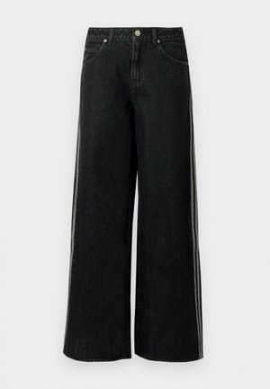 Jean en denim noir à jambes larges avec des bandes latérales, poches avant, passants pour ceinture et fermeture à bouton métallique à la taille.