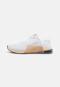 Nike Performance - METCON 9 - Treeningjalatsid - white/metallic gold/sanddrift/iron grey/light brown Väikepilt 1