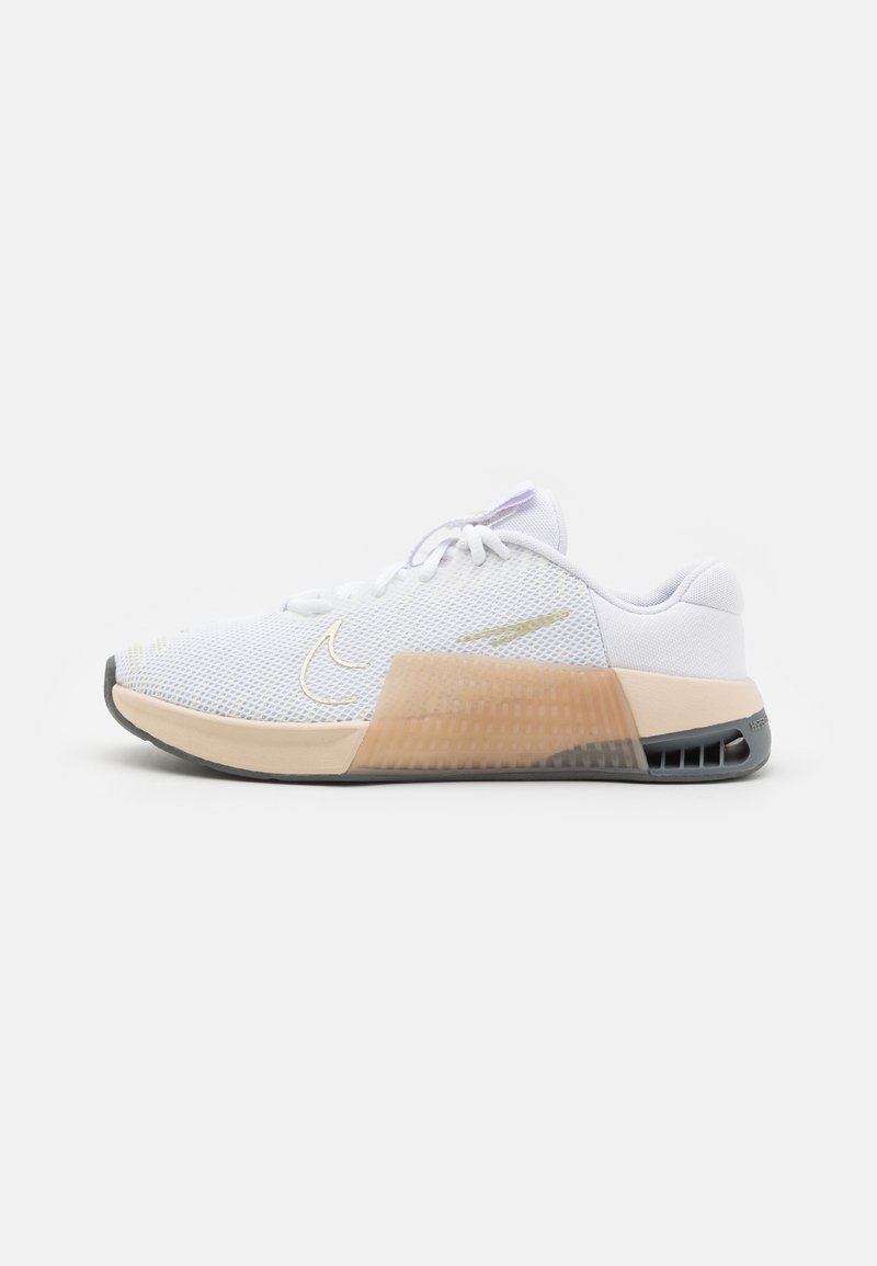 Nike Performance METCON 9 - Pantofi training - white/metallic gold/sanddrift/iron grey/light brown