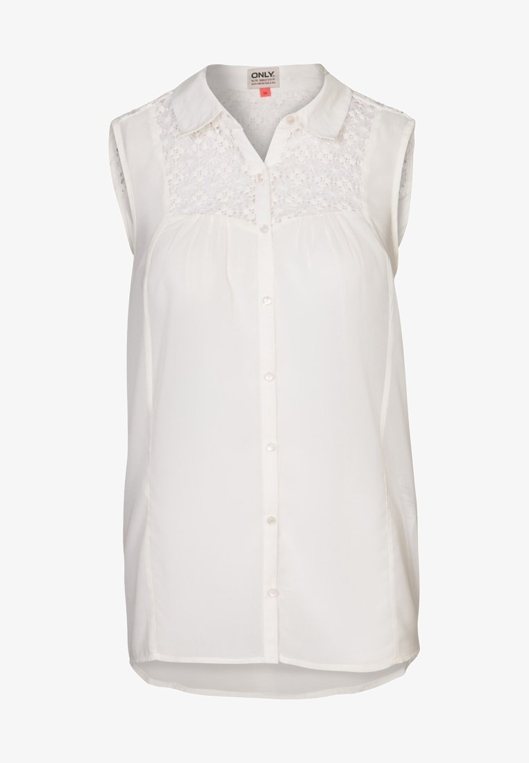 Blouse blanche sans manches en tissu lisse, avec un panneau en dentelle à l'avant, un col pointu et une fermeture à boutons.