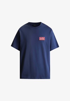 Mornarsko plava pamučna majica s kratkim rukavima, s pravokutnim crvenim i bijelim logotipom "Red Bull Racing" na lijevoj strani grudi.