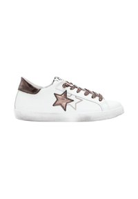 Baskets blanches avec des accents métalliques marron, dotées d'un motif étoile texturé et de lacets assortis. Semelle en caoutchouc avec une apparence légèrement usée.