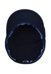 Gorra de béisbol navy con visera curva y banda elástica. El interior presenta detalles de marca en azul y blanco a lo largo del borde. Textura de tela suave.