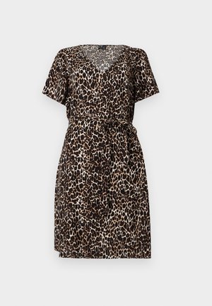 Robe à manches courtes et col en V avec imprimé léopard marron et noir et ceinture en tissu assorti nouée à la taille, longueur genoux.