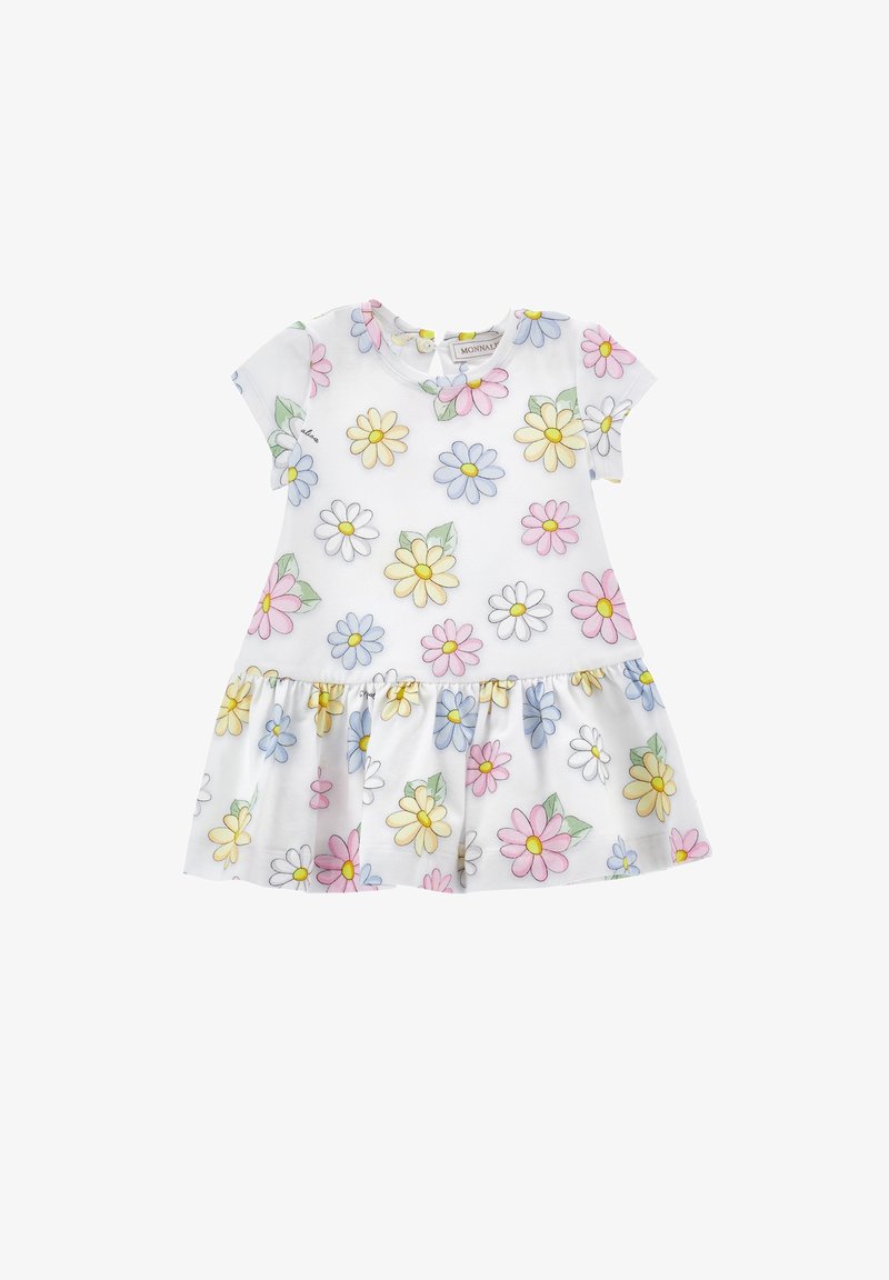 Robe blanche à manches courtes avec une jupe froncée, ornée d'un motif floral en rose, jaune et bleu avec des feuilles vertes. Texture du tissu lisse.