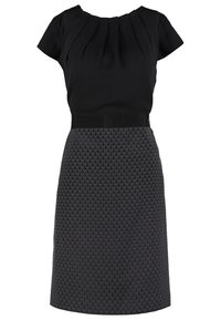 Robe noire avec des manches courtes plissées, une taille cintrée avec une ceinture noire et une jupe texturée à motifs longueur genou.