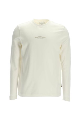 Langsleeve shirt in off-white katoen met een ronde hals. Kenmerkt subtiele tekst op de voorkant en een klein label aan de zijnaad.