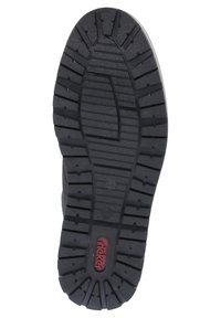 Suola di scarpa in gomma nera con un profondo motivo di battistrada, caratterizzata da scanalature orizzontali e verticali. Logo rosso visibile nella zona del tallone.