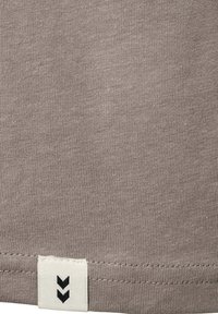 Hummel LEGACY CHEVRON  - T-shirts print - moon rock