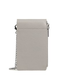 Piccolo borsa a tracolla in pelle grigia testurizzata con chiusura a patta, tracolla in catena argentata e zip sul lato per accesso alla tasca.