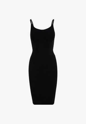 Črna brezrokavna obleka bodycon z tankimi naramnicami in oprijetim silhuetom, do kolen, na beli podlagi.