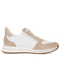 Sneaker basse con pannelli in pelle bianca e camoscio beige, lacci bianchi e suola in gomma beige, vista laterale su sfondo bianco.