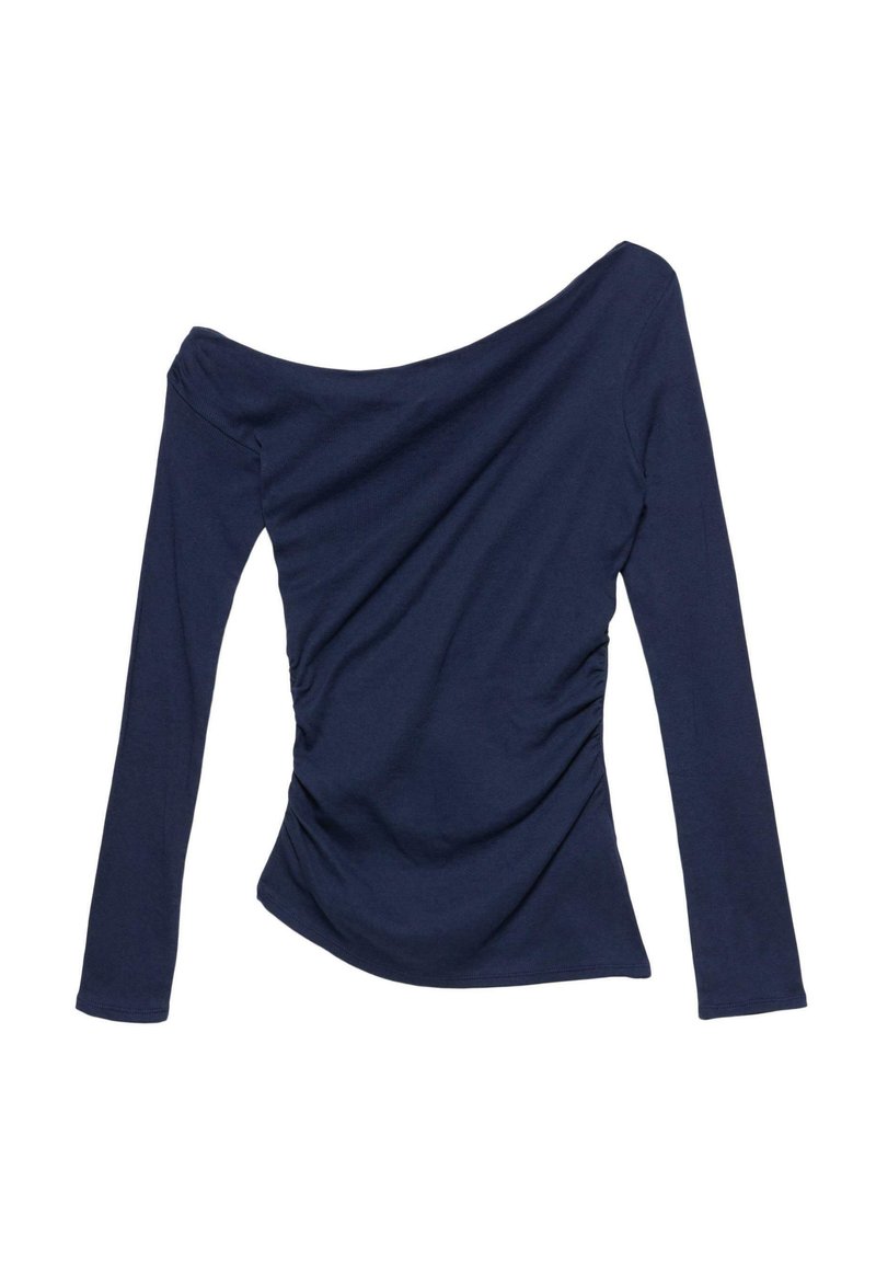 Temno modra off-shoulder bluzo z dolgimi rokavi, ki ima zbrane stranske detajle in gladko, elastično teksturo.