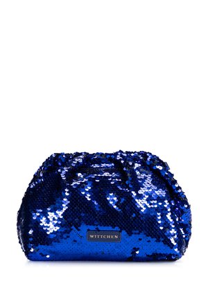 Pequeño bolso azul brillante cubierto de lentejuelas con una parte superior fruncida y una etiqueta rectangular de la marca Wittchen en el frente.