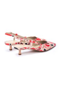 Zapatos de tacón tipo slingback con punta afilada, presentando un patrón floral en rojo, rosa y negro sobre una tela texturizada. Tacones bajos en color beige.