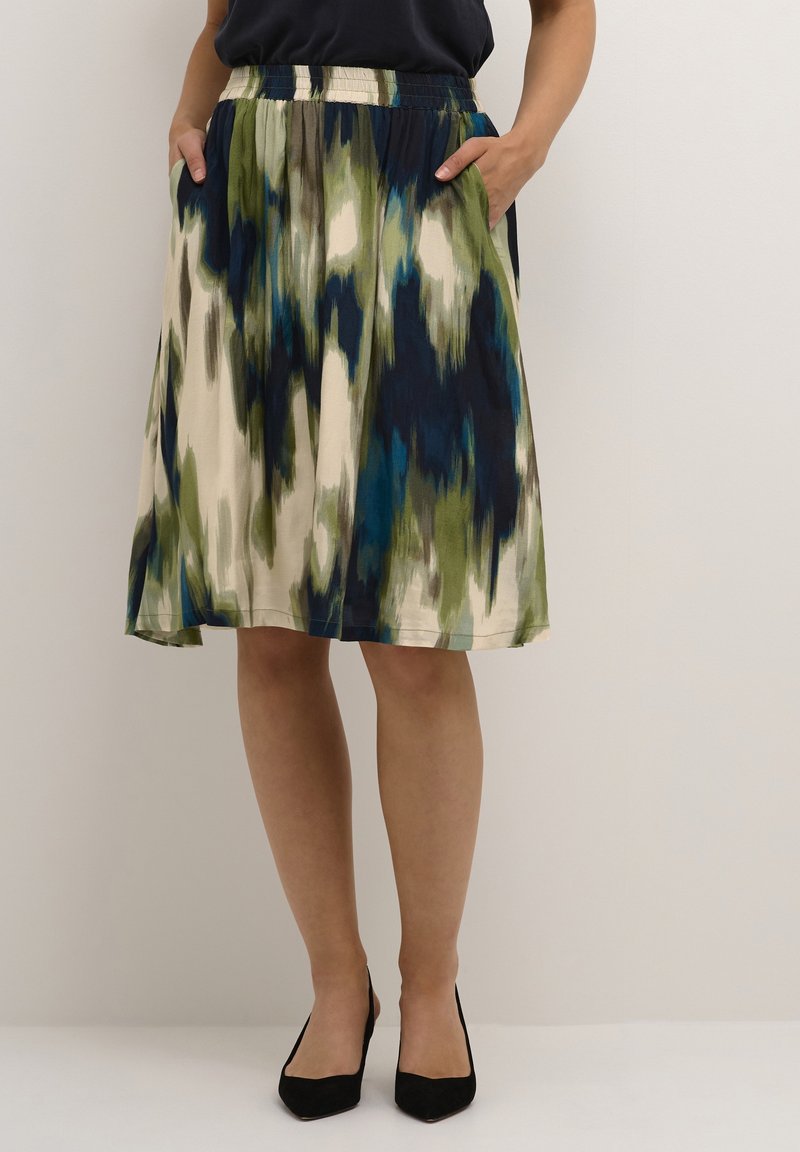 Jupe à mi-mollet avec un imprimé abstrait coloré dans des nuances de bleu, vert et beige. Dotée d'une taille élastique et de poches latérales.