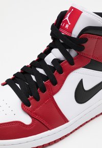 Jordan AIR JORDAN 1 MID - Sapatilhas de cano alto - white/gym red/black