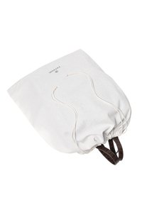 Biały worek na sznurki wykonany z teksturowanej tkaniny, z nadrukowanym logo i brązowymi paskami z sztucznej skóry do noszenia.