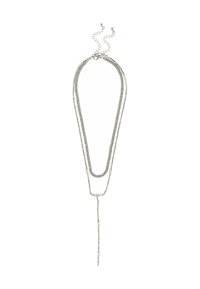 Stříbrný víceřadý náhrdelník s propletenými řet�ízky různých délek, hladkým povrchem, centrálním přívěskem a nastavitelným zapínáním.
