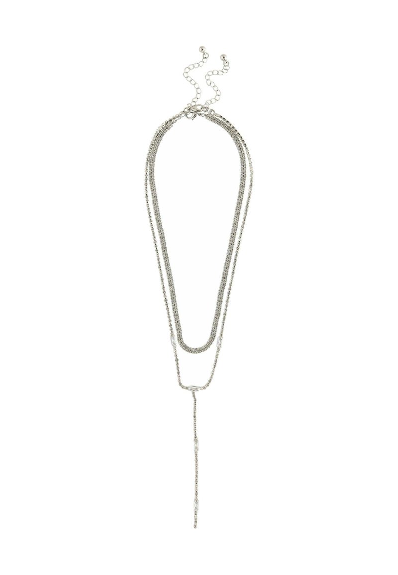 Stříbrný víceřadý náhrdelník s propletenými řetízky různých délek, hladkým povrchem, centrálním přívěskem a nastavitelným zapínáním.