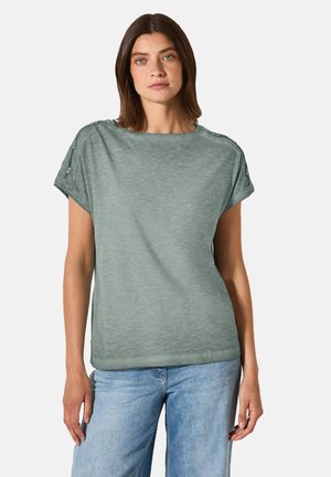 T-shirt à manches courtes en mélange de lin vert avec une coupe décontractée, un col rond et des détails en bouton sur les épaules. Texture lisse et design décontracté.