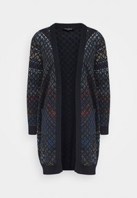 Pletený kardigan s otevřeným předním dílem, zdobený geometrickým vzorem v tmavě modré, černé a akcenty červené a krémové barvy. Manžety a okraje s žebrovaným vzorem.