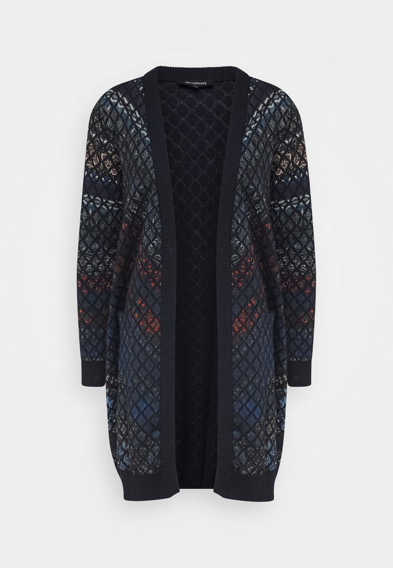 Pletený kardigan s otevřeným předním dílem, zdobený geometrickým vzorem v tmavě modré, černé a akcenty červené a krémové barvy. Manžety a okraje s žebrovaným vzorem.