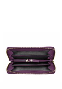 Cartera morada con cremallera, múltiples ranuras para tarjetas, un compartimento central con cremallera y un forro interior a rayas; material texturizado y detalles en dorado.
