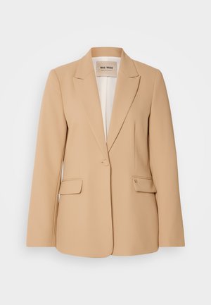 Beiger Blazer mit strukturiertem Design, einreihiger Knopfverschluss, zwei Vordertaschen und glatter Oberfläche. Futter im Inneren sorgt für zusätzlichen Komfort.